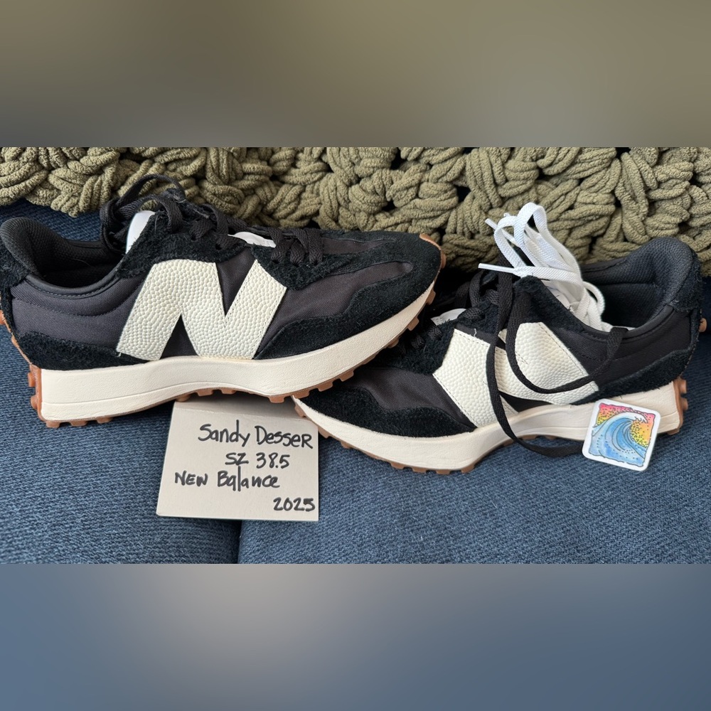 VVEUC New Balance Black and White 327 Sneakers. Women’s shoe Sz 8.5